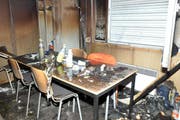 Der in Brand gestandene Baucontainer an der Seestrasse. (Bild: Zuger Strafverfolgungsbehörden)