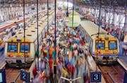 Viele indische Züge sind veraltet und häufig hoffnungslos überfüllt. (Bild: Tuul & Bruno Morandi/Getty (Mumbai, 31. Januar 2015))
