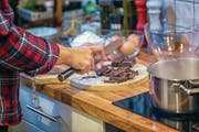 Mit Schokolade versüsst so mancher seinen Kuchen: Der Pro-Kopf-Konsum von Schokolade lag 2017 in der Schweiz bei 10,5 Kilogramm. (Bild: Getty)