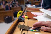 Wie im Nationalrat in Bern, werden auch in Luzern künftig die Parlamentarier elektronisch abstimmen. (Bild: Keystone)