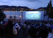 Das Open-Air-Kino am Luzerner Alpenquai. (Bild Roger Grütter)