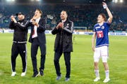 Der FCL hat Grund zum Jubeln (von rechts): Captain Claudio Lustenberger, Trainer Markus Babbel, Stürmer Michael Frey (gegen Sion gesperrt) und Physiotherapeut Eric Schönfeld. (Bild: EQ/Marc Schumacher)