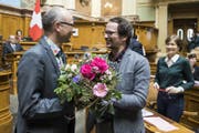 Baltasar Glättli (Grüne / ZH, rechts) gratuliert Michael Töngi. (Bild: Peter Klaunzer / Keystone (Bern, 12. März 2018))