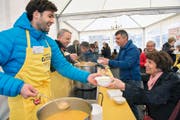 Ruderer Mario Gyr (vorne) und Josef Kreyenbühl, Zunftmeister zu Safran, in Aktion. Bild: Eveline Beerkircher (Luzern, 24. November 2016)