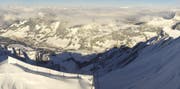 Auf dem Brienzer Rothorn, hier mit Blick in Richtung Sörenberg, liegt viel Schnee. (Bild: Webcam)