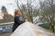 PH-Absolventin Sarah Erni beim Schulhaus Utenberg. (Bild: Roger Grütter (Luzern, 27. Januar 2018))