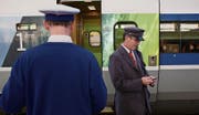 SNCF-Zugbegleiter vor der Abfahrt eines TGV zwischen Bordeaux und Arcachon. (Bild: Andia/Getty)