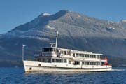 Ein Schiff auf dem Vierwaldstättersee, im Hintergrund die Rigi. (Bild PD)