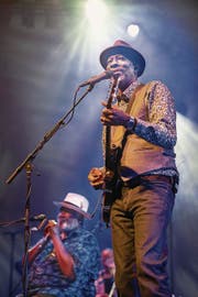 Keb’ Mo’ (rechts) und Taj Mahal überzeugen bei ihrem Blue-Balls-Auftritt im KKL Luzern. (Bild: Eveline Beerkircher (23. Juli 2017))