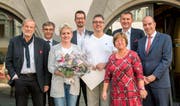 Der Zuger Stadtrat mit der 30'000sten Einwohnerin: (von links) Dolfi Müller, Stadtpräsident, Karl Kobelt, Stadtrat, Maja Dünser, Urs Raschle, Stadtrat, Hans Furrer, Vroni Straub-Müller, Stadträtin, André Wicki, Stadtratsvizepräsident, Martin Würmli, Stadtschreiber. (Bild: PD)