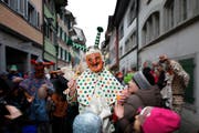 Mit lauten «Greth Schällebei»-Rufen versuchen die Kinder, die Aufmerksamkeit von Greth und den Lölis auf sich zu ziehen. Dafür werden sie ordentlich belohnt: mit leckeren Orangen, Würstchen und Brötchen. (Bild: Stefan Kaiser / Neue ZZ)