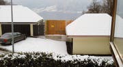 Neben der letztes Jahr erstellten Garage (rechts) soll nun eine Holzwand erstellt werden - gemäss dem jüngsten Baugesuch. (Bild pd)