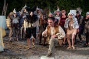Der aus Athen geflüchtete Makarios (Walter Sigi Arnold) – und mit ihm alles Geflügel der Stat der Vögel – muss wegen eines Sturmschadens Pause machen. (Bild: Nadia Schärli/LZ)