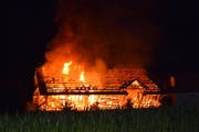 Die Scheune in Grosswangen brannte am 11. Juli 2016 bis auf die Grundmauern nieder. (Bild: Luzerner Polizei)