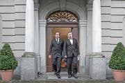 Ignaz Walker (rechts) und sein Verteidiger Linus Jaeggi nach der Urteilsverkündung des Obergerichts. (Bild: Pius Amrein (Altdorf, 18. April 2016))