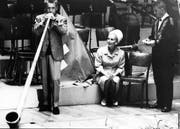 Herbert von Karajan versucht sich 1954 in Luzern am Alphorn. (Bild: PD)