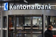 Der Eingang zur Luzerner Kantonalbank beim Hauptsitz in Luzern. (Bild Boris Bürgisser/Neue LZ)