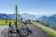 Spiel und Spass vor atemberaubendem Alpenpanorama: Auf dem Stoos kommen Gross und Klein auf ihre Rechnung.