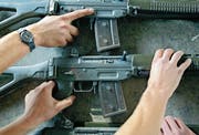 Das Sturmgewehr 90 dürfen Soldaten nach Beendigung des Dienstes weiterhin behalten. (Bild: Martin Rütschi/Keystone)