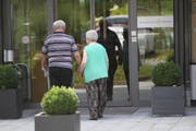 Ein Senioren-Pärchen macht sich auf den Weg ins Alterszentrum Acherhof in Schwyz. (Bild Charly Keiser)