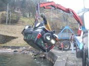 Das total beschädigte Auto wird vom Seegrund geborgen. Bild pd