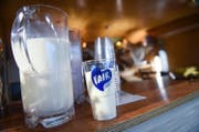 Mit der «Initiative Fair» fordern Schweizer Bauern und Bäuerinnen einen fairen Milchpreis. (Bild: Melanie Duchene/Keystone (Zürich, 8. Februar 2018))