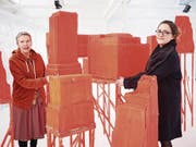Künstlerin Anna Margrit Annen (links) zusammen mit der Kuratorin Sandra Oehy. (Bild: Jakob Ineichen (Zug, 8. März 2018))