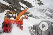 Die Schneeräumung auf dem Susten läuft auf Hochtouren. (Bild: Keystone / Urs Flüeler)