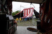 Der Zirkus Gasser-Olympia muss wegen dem vielen Regen von der Lidowiese weichen. Im Bild: Bereits 2013 hatte der Traditionszirkus mit Regen zu kämpfen. (Bild: Stefan Kaiser / Neue ZZ)