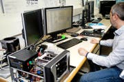 IT-Forensiker Daniel Sémon wertet Daten aus. (Bilder Nadia Schärli)