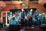 Die Zuger Band Joker bei ihrem Comeback nach 16 Jahren im «Dukes» in Sihlbrugg. (Bild: Charly Keiser (25. November 2017))