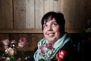 Am Valentinstag wird es in ihrem Geschäft «wie im Bienenhaus» zu- und hergehen: Rahel Käslin in der Bluemelaube in Zug. (Bild: Stefan Kaiser / Neue ZZ)