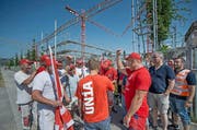 Gemäss der Gewerkschaft sollen mindestens 10 Arbeiter auf der Baustelle am Hofstetterfeld in Sursee massiv unterbezahlt worden sein. Aus Protest dagegen legten die Bauarbeiter gestern die Arbeit nieder. (Bild: Pius Amrein / Neue LZ)