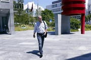 Der angeklagte Ivo Romer gestern auf dem Weg zum Zuger Strafgericht. (Bild: Werner Schelbert / Neue ZZ)