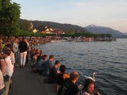 Schlemmen an der Zuger Seepromenade am 4. Gluschtfestival. (Bild: Stefanie Nopper / luzernerzeitung.ch)