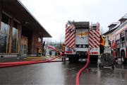 Die Freiwillige Feuerwehr der Stadt Zug bei ihrem Einsatz in Oberwil. (Bild: FFZ)
