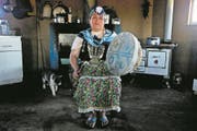 In this Jan. 8, 2018 photo, Kallfurayen Llanquileo, a Mapuche healer and religious leader known as a "Machi," poses for a photo with her shaman drum at her home in the Mapuche community Enoco in Temuco, Chile. Leaders of both the Mapuches and the Chilean government have said in recent weeks they hope Pope Francis can "facilitate dialogue" on disputes dating to the late 19th century. (AP Photo/Esteban Felix) (Bild: Esteban Felix/Keystone (Temuco, 8. Januar 2018))
