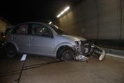 Das beschädigte Auto steht im Tunnel quer. (Bild: Kantonspolizei Uri)