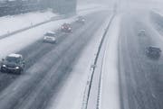 Wilde Schneetreiben auf der Autobahn. Blick auf die A4 kurz vor der Ausfahrt Baar. Themenbild. (Bild: Stafan Kaiser / Neue ZZ)