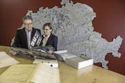 Rolf und Irene Hunkeler im Firmenarchiv in Ebikon. (Bild: Nadia Schärli (Ebikon, 5. Dezember 2017))