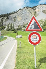 Achtung, Steinschlag: 2014 stürzte ein mächtiger Fels beinahe auf die Hauptstrasse. (Bild: Jil Lohse)