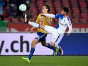 Hart umkämpft: der Luzerner Michael Frey (links) im Duell mit GC-Verteidiger Jan Bamert (Bild: KEYSTONE/VALERIANO DI DOMENICO)