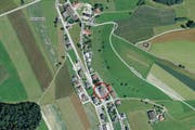 Der Unfall ereignete sich mitten im Dorf Fischbach. (Bild: map.search.ch)