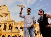 Valerio Nesci, Pizzaiolo im caffè e più und Nadja Brunner, Geschäftsführerin vor dem Kolosseum. (Bild: PD)