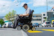 Hans Banholzer (72) stösst mit seinem Rollstuhl regelmässig an Grenzen. Selbst das Überqueren eines abgeschrägten Randsteins, hier an der Tribschenstrasse in Luzern, bringt ihn in Rücklage. (Bild Dominik Wunderli)