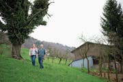 Martha und Josef Hürlimann sind auf dem Land neben ihrem Hof, das überbaut werden wird. Ein Gebäude wird bis zum Baum links reichen. (Bild: Maria Schmid (Walchwil, 9. April 2018))