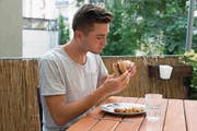 Entdeckt kulinarisches Neuland: der Autor bei der Degustation des Insektenburgers. (Bild: Vasco Estermann (Luzern, 27. August 2017))