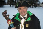 Urs-Karl Regli hält als Prinz Elvelinus das Fasnachtszepter fest in der Hand. (Bild pd)