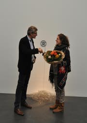 Anna-Sabina Zürrer erhält den Ausstellungspreis der Kunstgesellschaft Luzern, übergeben von Marco Meier, Vorstand Kunstgesellschaft Luzern. (Bild: pd)