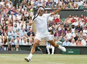 Roger Federer spielt sich stilsicher in den Achtelfinal, wo er am Montag auf den Bulgaren Grigor Dimitrow trifft. (Bild: Tim Ireland/AP (London, 8. Juli 2017))